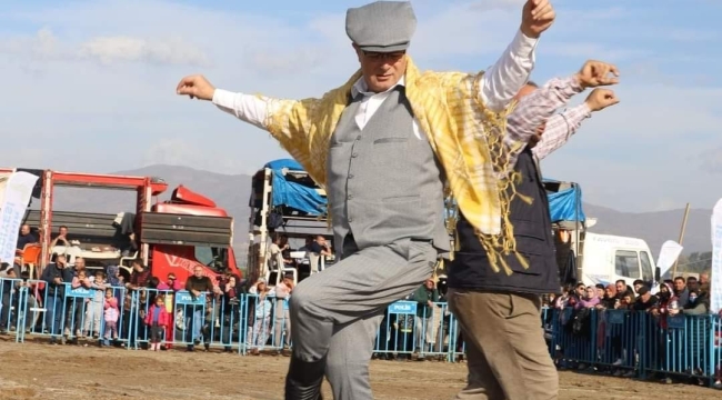 Başkan Öküzcüoğlu körüklü cizmeleri giydi zeybek oynadı