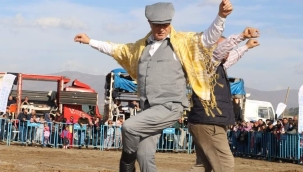 Başkan Öküzcüoğlu körüklü cizmeleri giydi zeybek oynadı