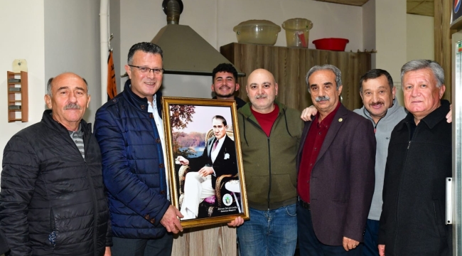 Başkan Öküzcüoğlu mahalleleri ziyaret etti kahvelere Atatürk fotoğrafı dağıttı