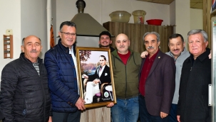 Başkan Öküzcüoğlu mahalleleri ziyaret etti kahvelere Atatürk fotoğrafı dağıttı