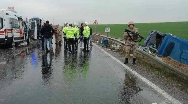 Cezaevi araçı şarampole devrildi:12'si asker 23 kişi yaralandı