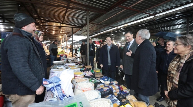 CHP'li başkan adayları pazarcı esnafını ziyaret etti