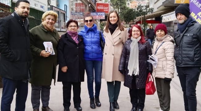 CHP'li kadılar sokak-sokak başkan Durbay'ın broşürleri dağıttı