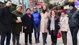 CHP'li kadılar sokak-sokak başkan Durbay'ın broşürleri dağıttı