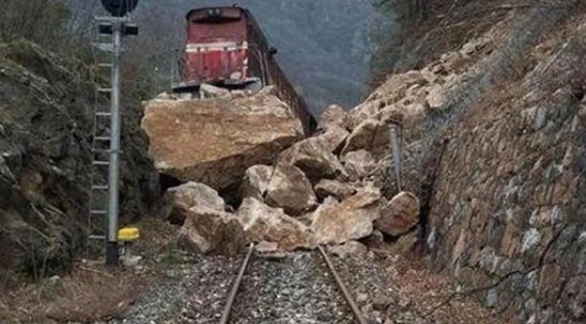  Demiryolunda heyelan: yük treni raydan çıktı