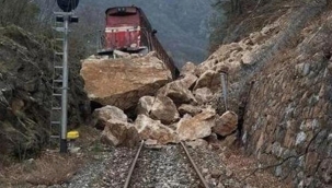  Demiryolunda heyelan: yük treni raydan çıktı