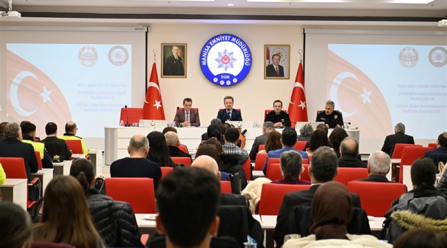 Eğitim toplantısında konuşan vali Ünlü'güvenli eğitim için okul polislerimiz var'