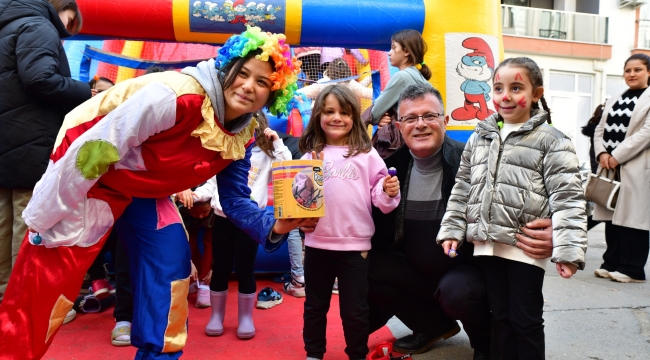 Karne şenliğine katılan Öküzcüoğlu çocuklara çikolata dağıttı