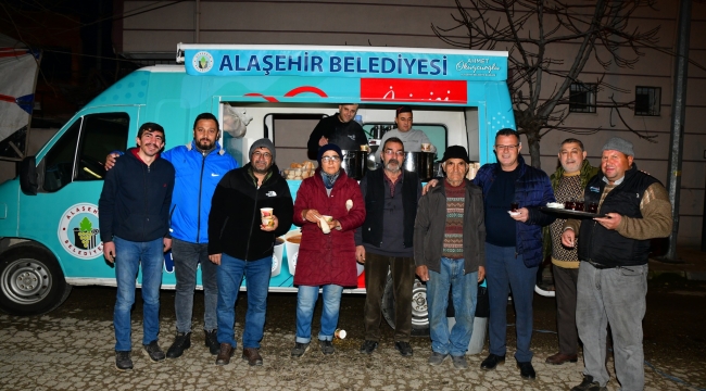 Köylü pazarını ziyaret eden Öküzcüoğlu esnaflara çay ve çorba dağıttı