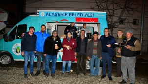 Köylü pazarını ziyaret eden Öküzcüoğlu esnaflara çay ve çorba dağıttı