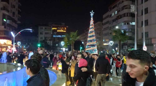 Manisa'lılar 2024'ü demokrasi meydanında çoşkuyla karşıladı