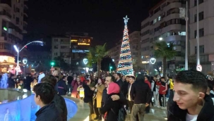 Manisa'lılar 2024'ü demokrasi meydanında çoşkuyla karşıladı