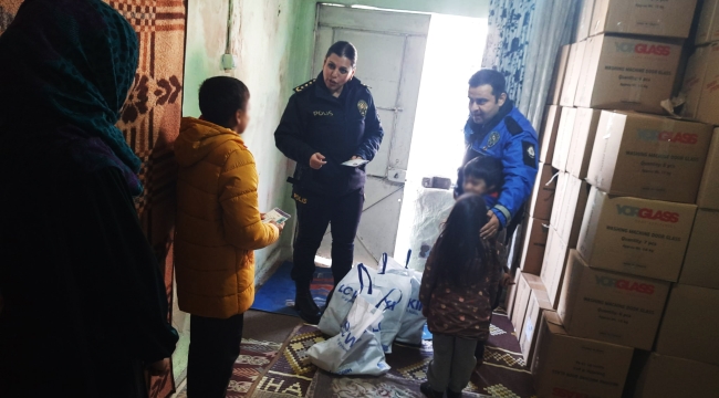 Polisin yoksul çocuklara uzanan yardım eli
