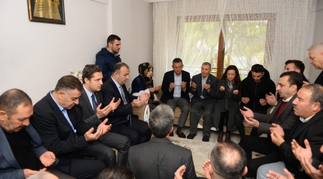 Taziye evini ziyaret eden Özel şehide dua etti