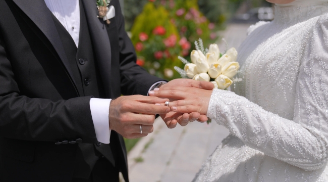 Akan'dan asgari ücretli çiftlere ücretsiz düğün sözü