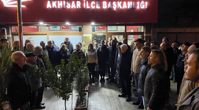 Akhisar'da gece 04.00'de saygı duruşu