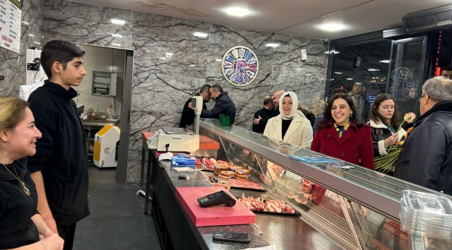 AKP'li kadınlar esnafları ziyaret etti