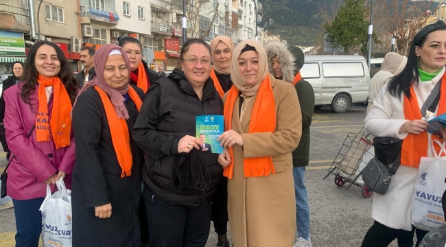 AKP'li kadınlar pazarda esnafa broşür dağıttı