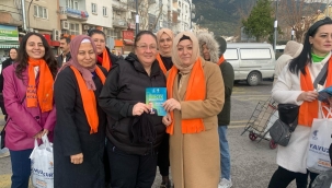 AKP'li kadınlar pazarda esnafa broşür dağıttı