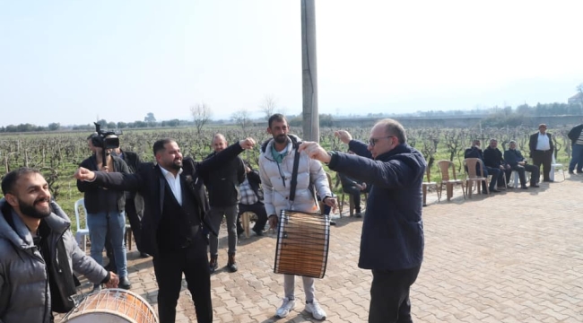 Başkan Akın çalışanının düğününde oynadı