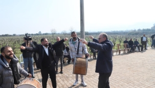 Başkan Akın çalışanının düğününde oynadı