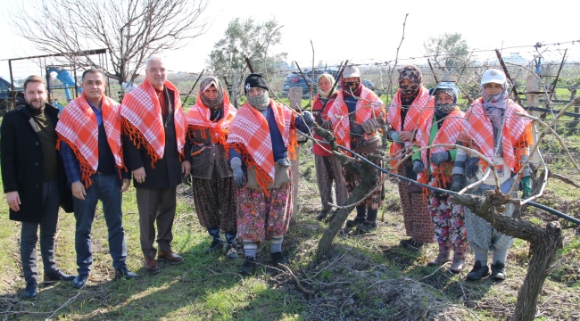 Başkan Bilgin çiftçileri ziyaret etti poşu dağıttı