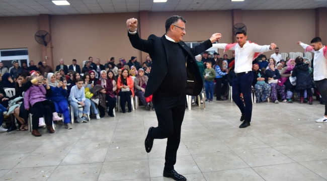 Başkan Öküzcüoğlu askere gideceklerle harmandalı oynadı