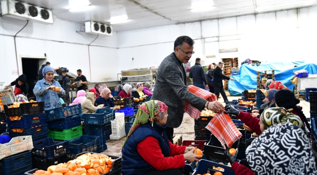 Başkan Öküzcüoğlu işçilere poşu dağıttı
