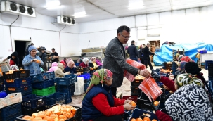 Başkan Öküzcüoğlu işçilere poşu dağıttı