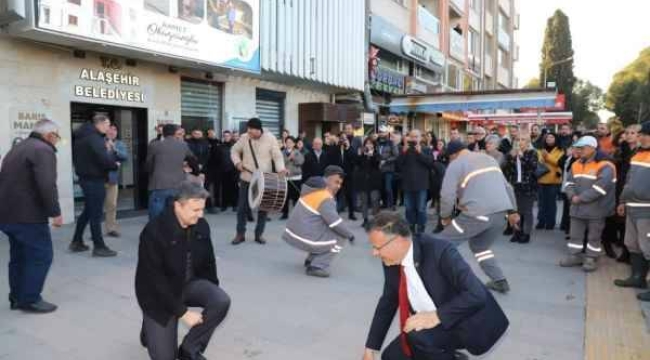 Başkan verdiği zammı işçilerle oynayarak kutladı