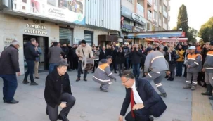 Başkan verdiği zammı işçilerle oynayarak kutladı