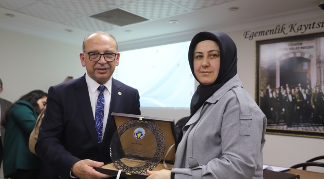 Belediye meclis üyelerine plaket