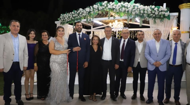 CHP'liler Akın'ın mutlu gününde 