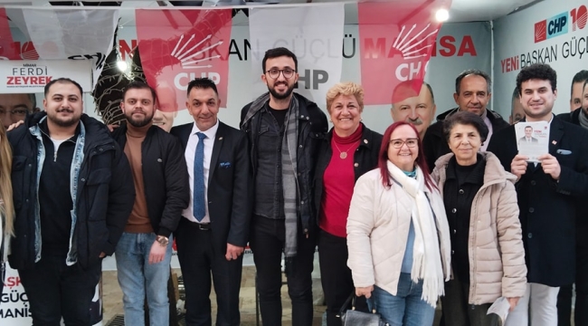 CHP stantdında adayların afiş dağıtımı sürüyor