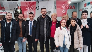 CHP stantdında adayların afiş dağıtımı sürüyor