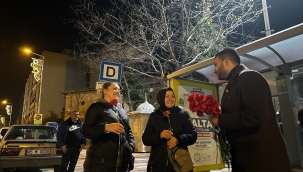 Karadağ vatandaşlara karanfil dağıttı