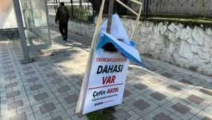 Kimliği belirsiz kişiler başkan Akın'ın seçim afişleri yırttı