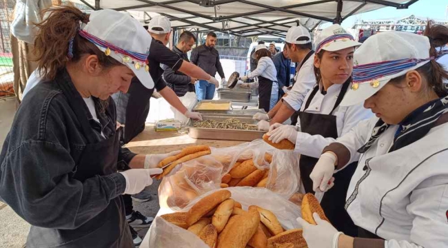 Manisa'da 20 bin kişi hamsi yedi