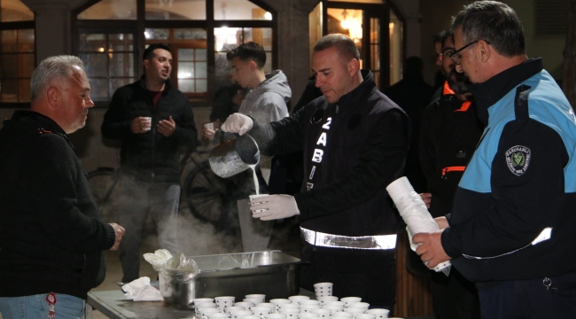 Saruhanlı'da belediye kandil namazı sonrası süt dağıttı