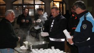 Saruhanlı'da belediye kandil namazı sonrası süt dağıttı