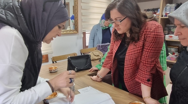 Sema Ünlü el sanatları kursunu ziyaret etti