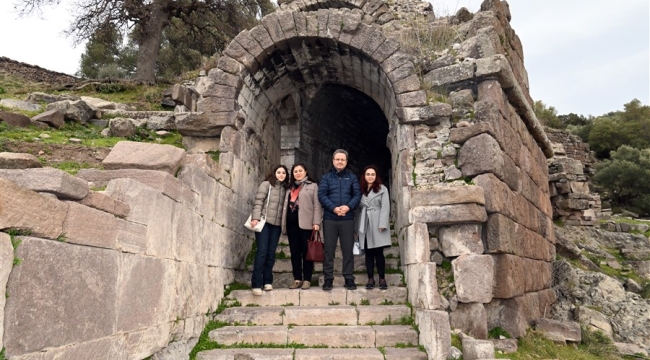 Vali Ünlü Aigai antik kentini gezdi,kazı çalışmaları hakkında bilgi aldı