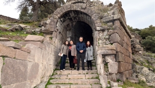 Vali Ünlü Aigai antik kentini gezdi,kazı çalışmaları hakkında bilgi aldı