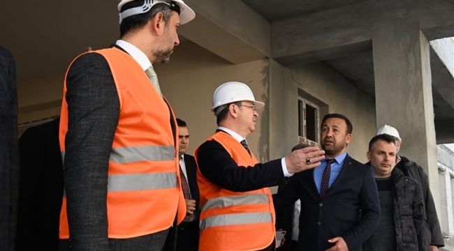 Vali Ünlü, okulları ziyaret etti