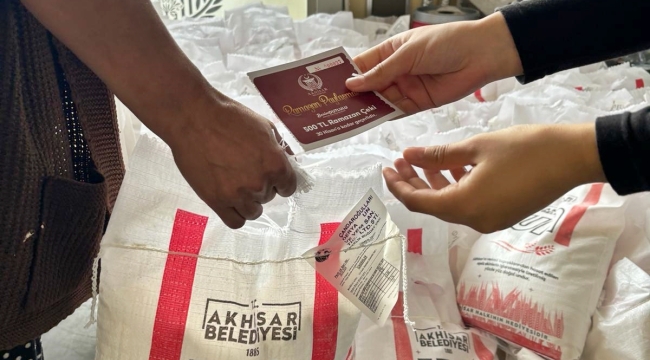 Akhisar belediyesi'nden yoksullara ezak ve ramazan çeki yardımı