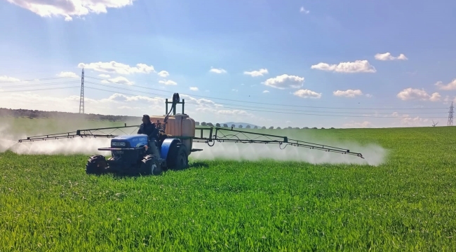 Akhisar belediyesi tarım alanlarını ilaçladı