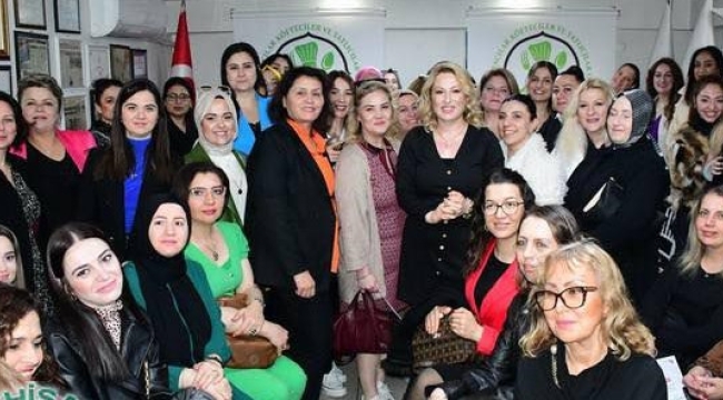 Akhisar'da 8 mart'ta kadın esnaflar girişimcilik belgesiyle onurlandırıldı