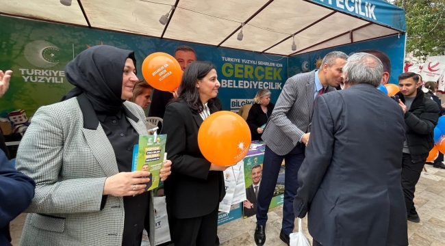 AKP kadın kolları başkanı Kaplan Kurt için broşür dağıttı