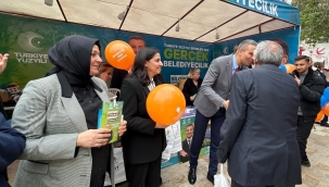 AKP kadın kolları başkanı Kaplan Kurt için broşür dağıttı