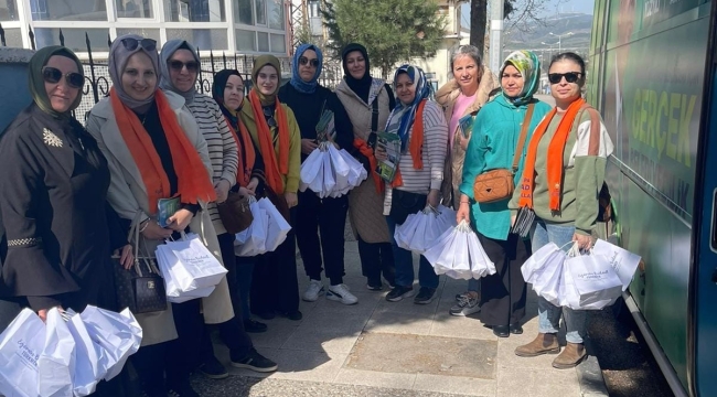 AKP kadın kolları üyeleri 3 ilçede broşür dağıttı